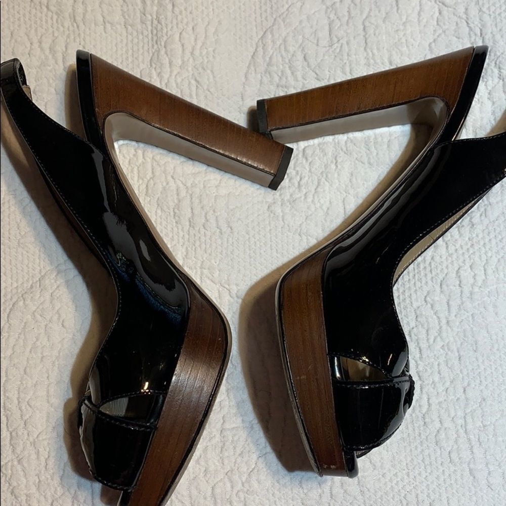 Valentino Garavani Patent sling back bow heels. 38 - Picture 5 of 10